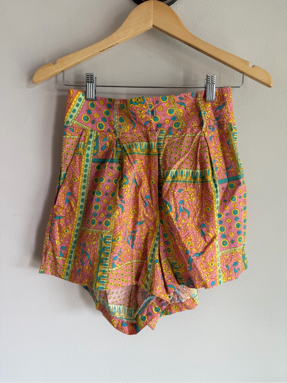 Glamorous Care Pink Yellow Paisley Boho High Waisted Shorts Womens US 6 EU 38‎
